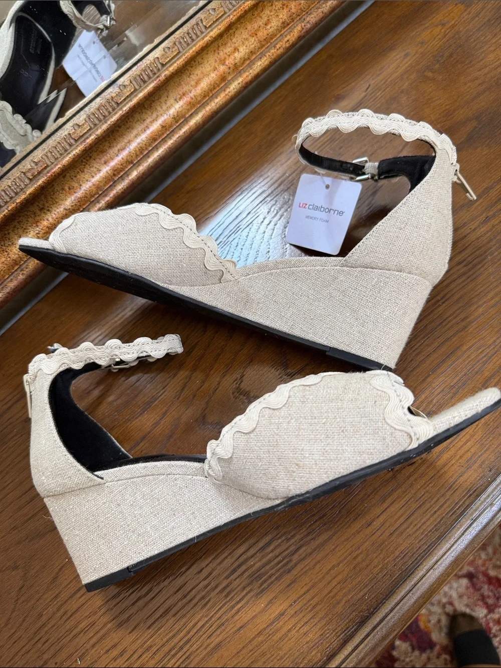 Liz Claiborne Babbler Cream Scalloped Ankle-Strap Wedge Sandals. Sz 9.5.